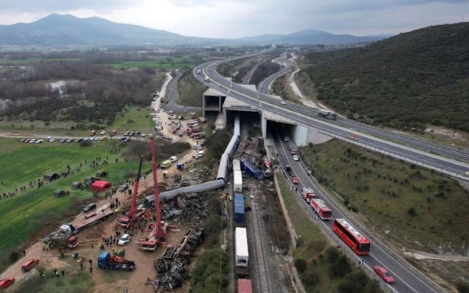 Τραγωδία στα Τέμπη: Η κυβέρνηση θεσπίζει ασυλία για την επιτροπή ειδικών καθώς τα εμπορικά τρένα επαναλειτουργούν>