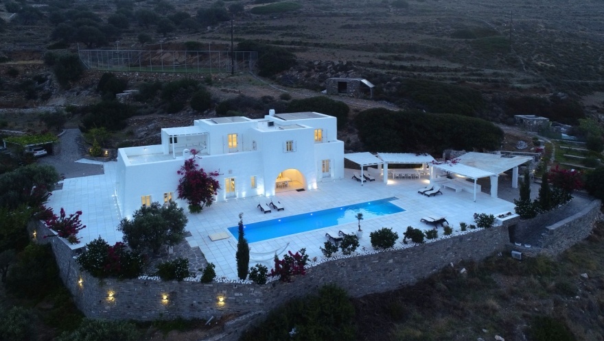 Ενοικίαση Villa Full Moon στην Πάρο για 2.200 ευρώ ανά διανυκτέρευση: Το πολυτελές καταφύγιο του Γιάννη Ραγκούση με ιδιωτική πρόσβαση σε σκάφος