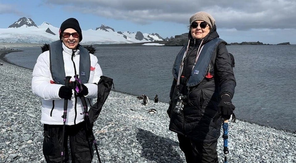 81χρονοι φίλοι ταξιδεύουν τον κόσμο σε 80 ημέρες, μοιράζονται μαθήματα ζωής