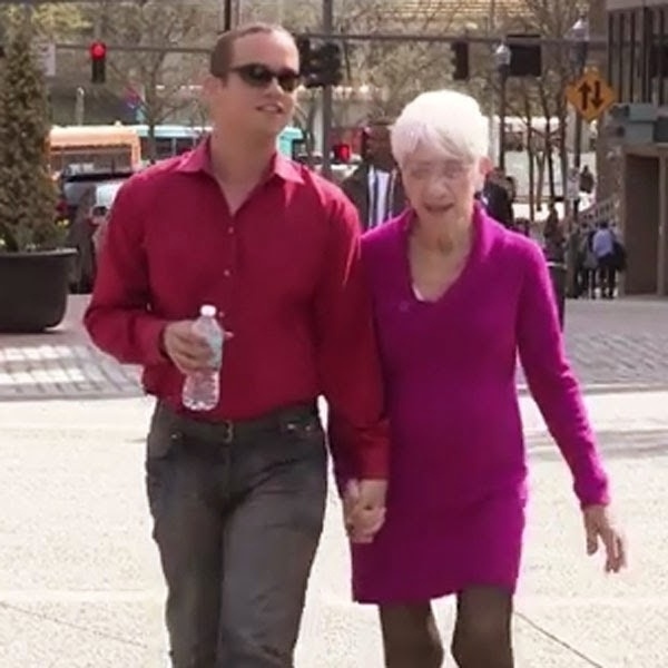 91 ετών Cougar έχει μια καυτή σχέση με έναν 31 ετών άνδρα