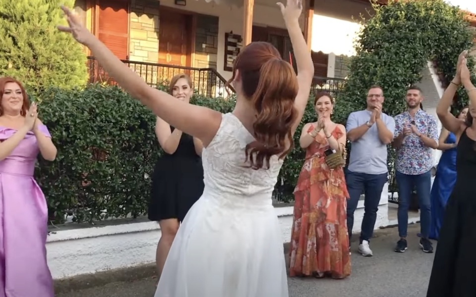 Ακέφαλη νύφη χορεύει έξω από το σπίτι για να παντρευτεί τον καλό της σε γάμο στη Θεσσαλονίκη | Δείτε το βίντεο>