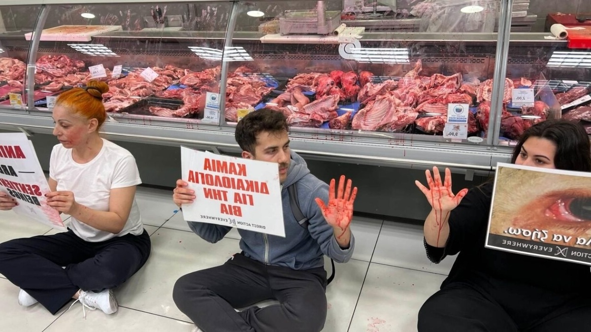 Ακτιβιστές για τα δικαιώματα των ζώων διαμαρτύρονται για την πασχαλινή σφαγή σε σούπερ μάρκετ του Πειραιά