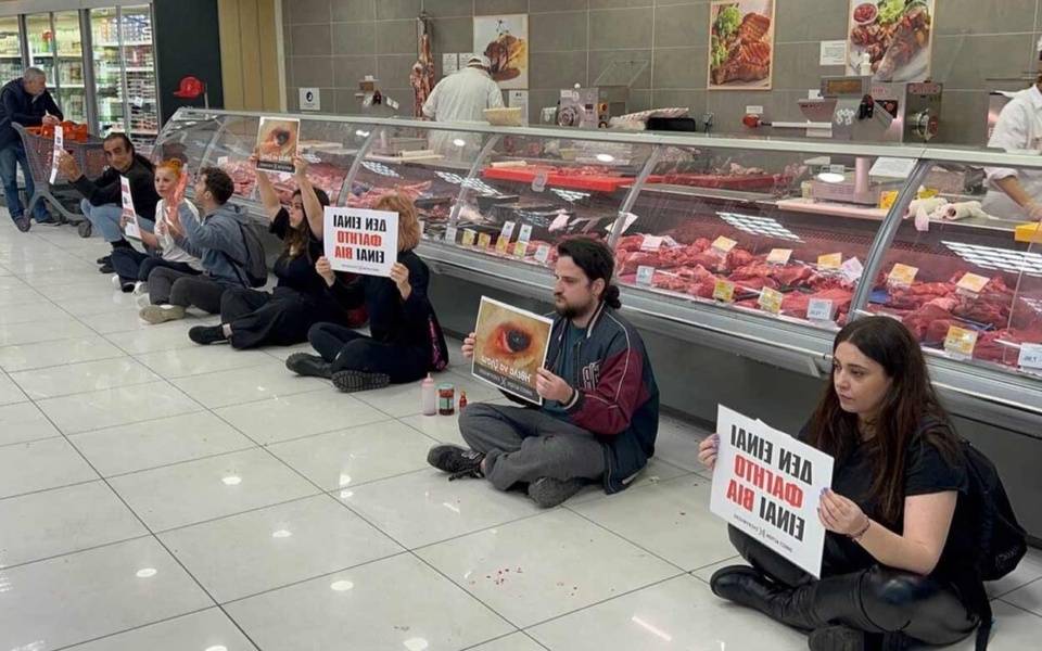 Ακτιβιστές για τα δικαιώματα των ζώων διαμαρτύρονται για την πασχαλινή σφαγή σε σούπερ μάρκετ του Πειραιά>