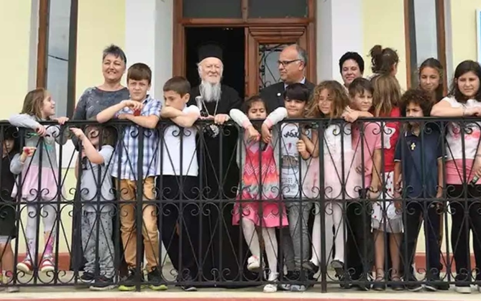 Αναβίωση του Ελληνισμού στην Ίμβρο: Το σχολείο ξανανοίγει, ο Πατριάρχης γιορτάζει την Ανάσταση και ο Δένδιας στέλνει θετικά μηνύματα>