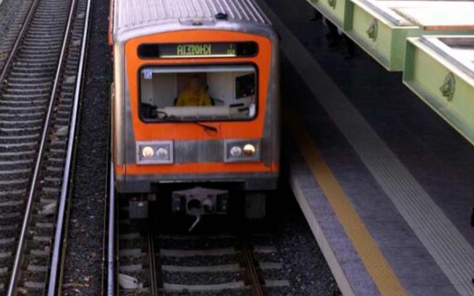 Άνδρας πέθανε μετά από πτώση στις γραμμές του ηλεκτρικού τρένου στην Αθήνα>