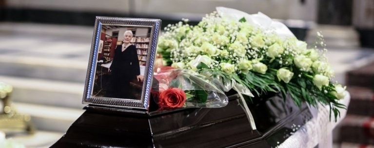 «Αντίο Μεγάλη Κυρία»: Η κηδεία της ηθοποιού Κατερίνας Χέλμη – Ποιοι παραβρέθηκαν