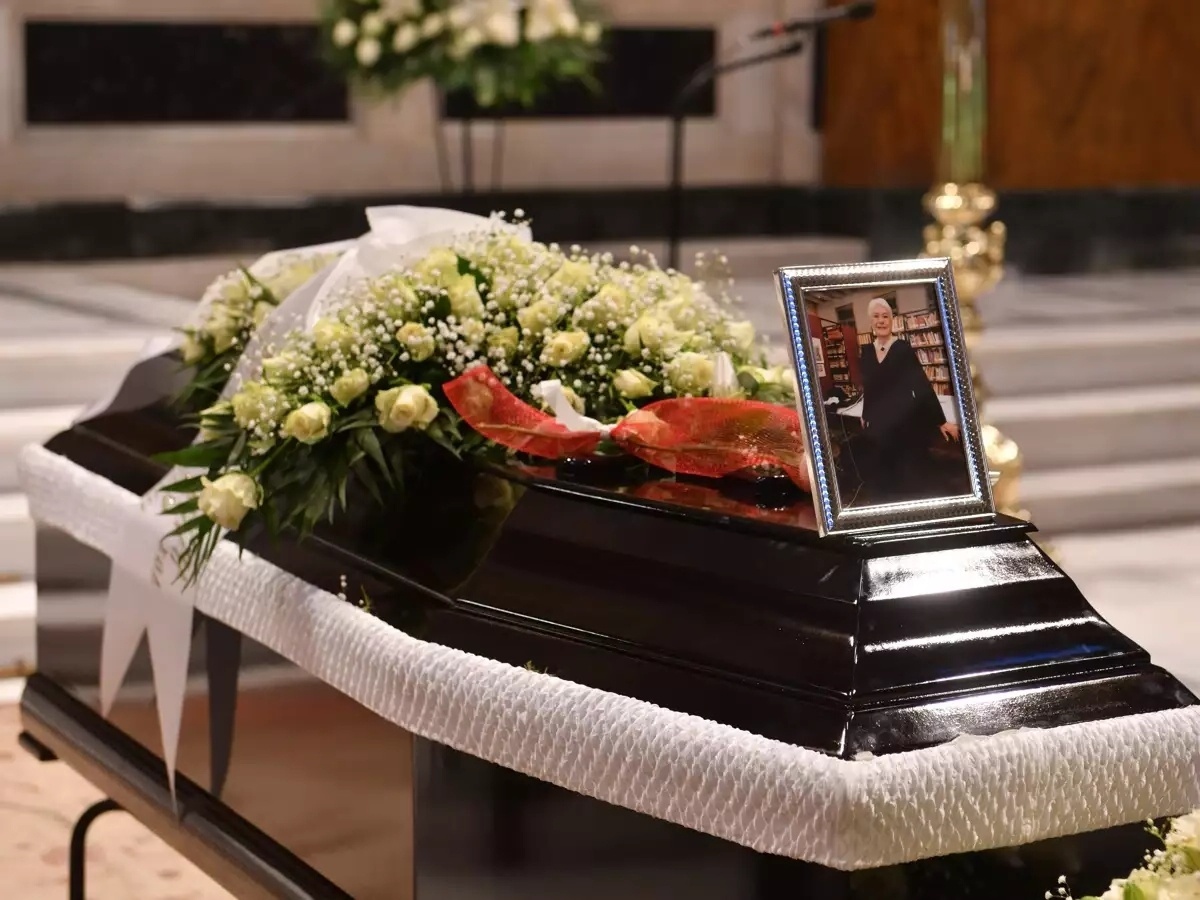 «Αντίο Μεγάλη Κυρία»: Η κηδεία της ηθοποιού Κατερίνας Χέλμη – Ποιοι παραβρέθηκαν