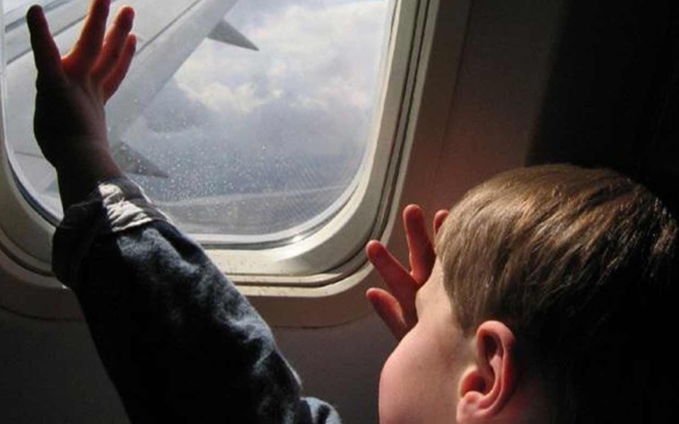 Απαιτείται άδεια από τον πατέρα: Ταξιδεύοντας στο εξωτερικό με παιδιά>