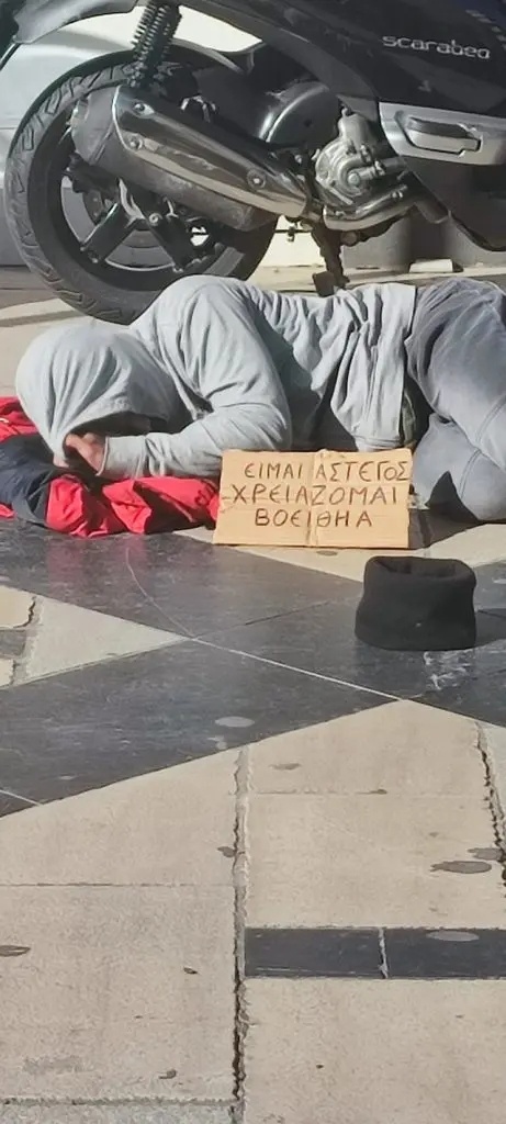 Άστεγοι στην Πάτρα: Συγκλονιστικές εικόνες ανθρώπων που κοιμούνται σε πλατείες και παγκάκια
