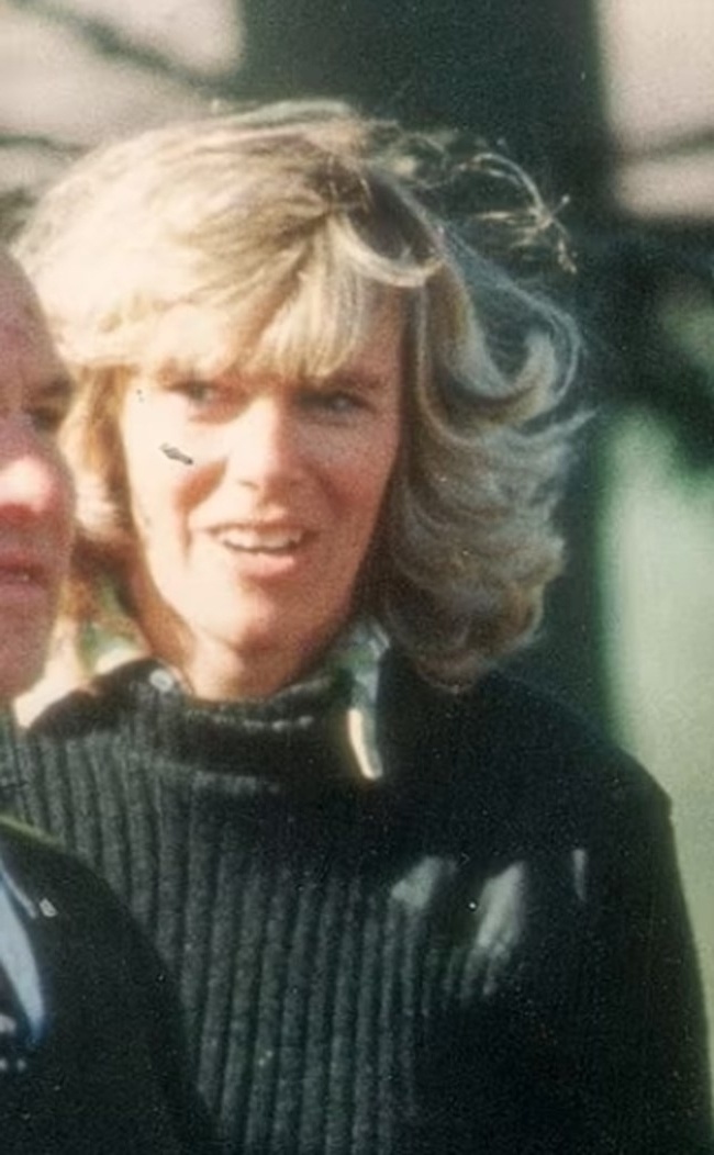 Camilla Parker Bowles: Η αμφιλεγόμενη βασιλική σύζυγος στο πλευρό του Καρόλου