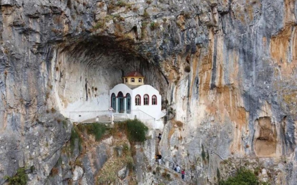 Δείτε το εντυπωσιακό παρεκκλήσι της Αγίας Ιερουσαλήμ στο βράχο της Λιβαδειάς>