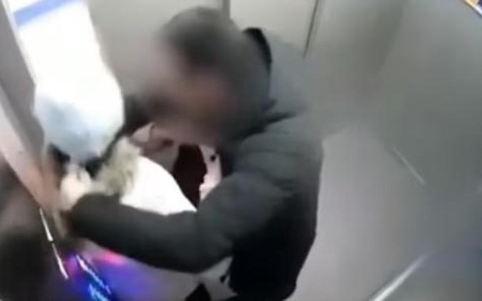 Δείτε το βίντεο: Πατέρας χτυπάει άνδρα που προσπάθησε να φιλήσει την κόρη του>
