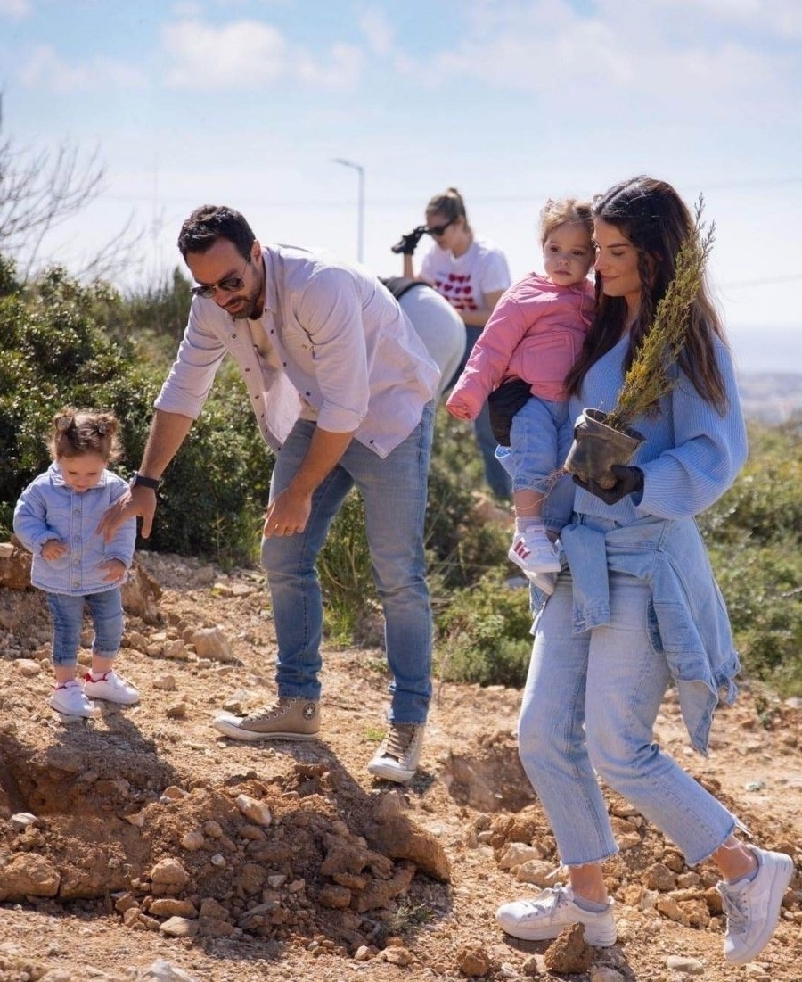 Δημόσιες εξηγήσεις και ασφάλεια στο τραμπολίνο: Ο αυστηρός κανόνας της Christina Bomba για τις δίδυμες κόρες της