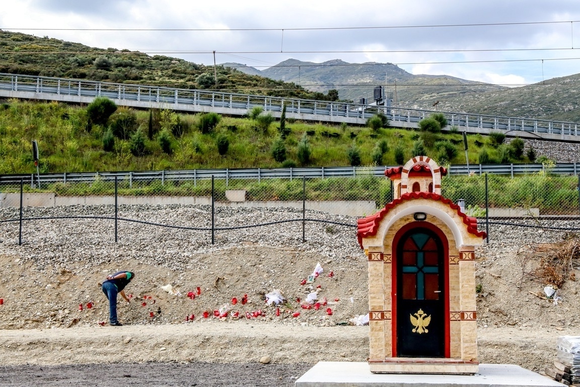 Εικονοστάσι ανεγέρθηκε προς τιμήν των θυμάτων του σιδηροδρομικού δυστυχήματος στα Τέμπη