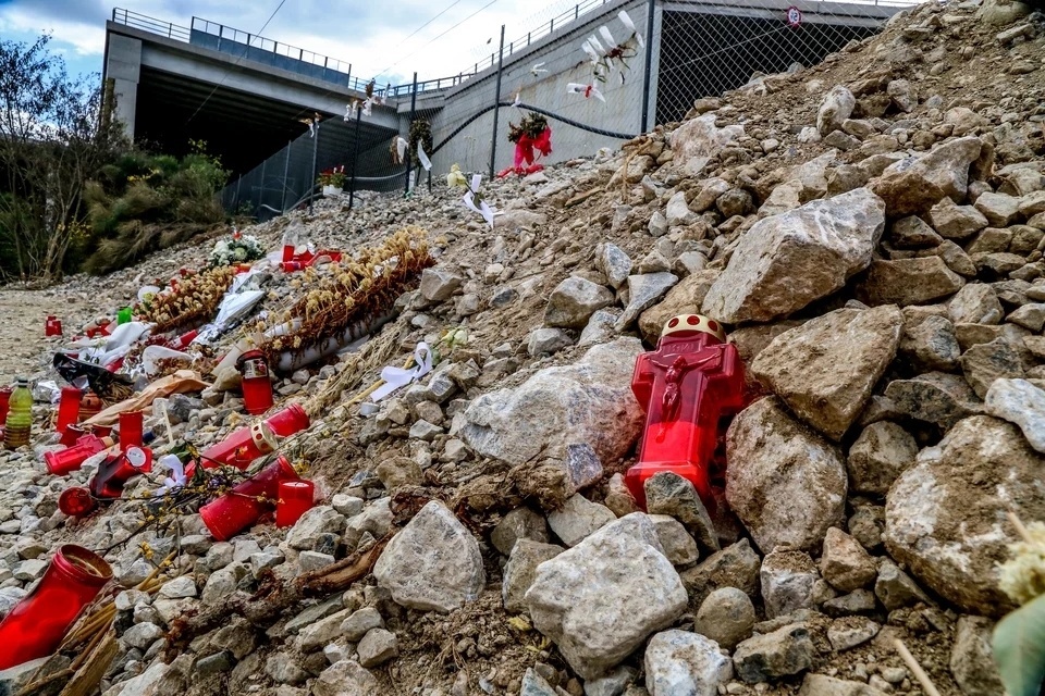 Εικονοστάσι ανεγέρθηκε προς τιμήν των θυμάτων του σιδηροδρομικού δυστυχήματος στα Τέμπη