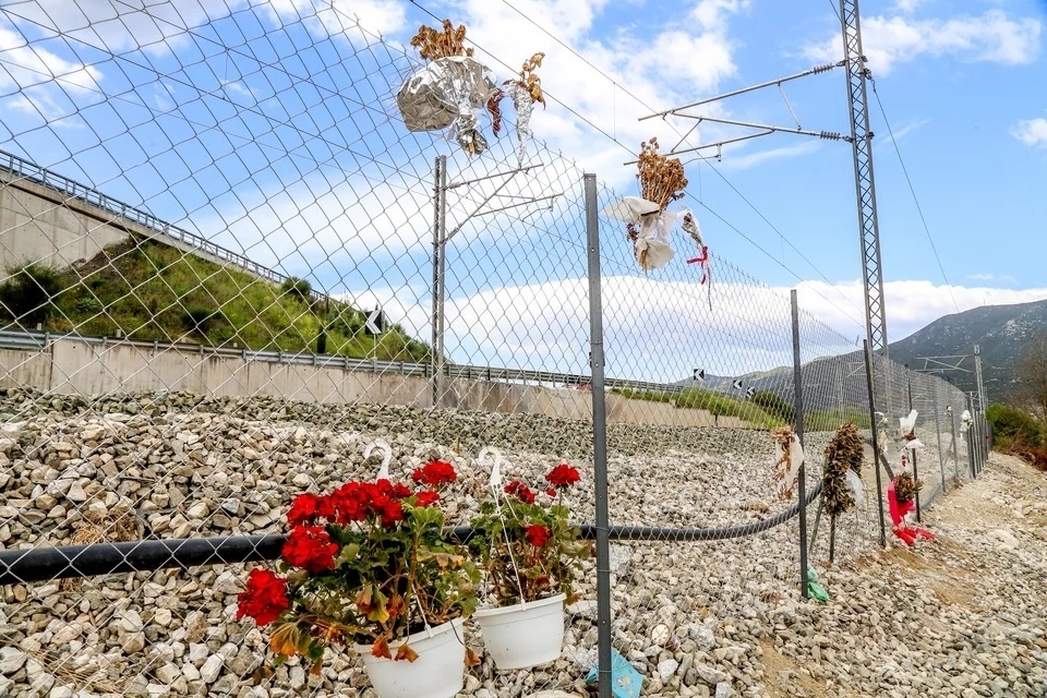 Εικονοστάσι ανεγέρθηκε προς τιμήν των θυμάτων του σιδηροδρομικού δυστυχήματος στα Τέμπη