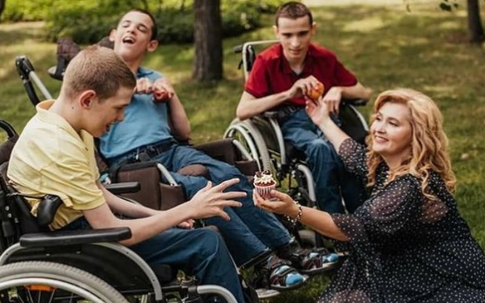 Ekaterina: Η ηρωική μητέρα που μεγαλώνει μόνη της τρία παιδιά με εγκεφαλική παράλυση>