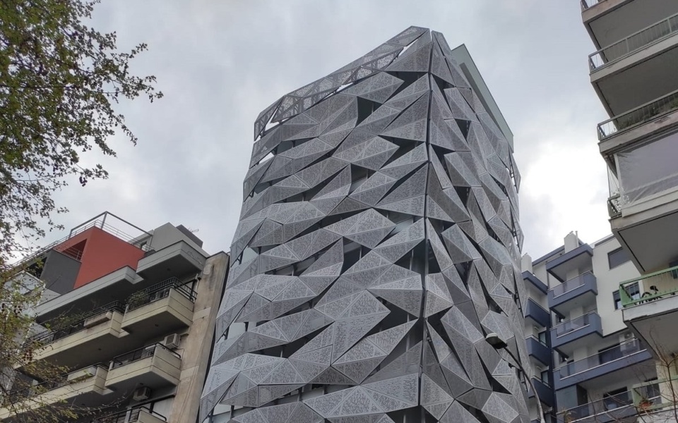 Ένα σύγχρονο ορόσημο: Το εννιαώροφο κτίριο της Θεσσαλονίκης που αλλάζει χρώματα>