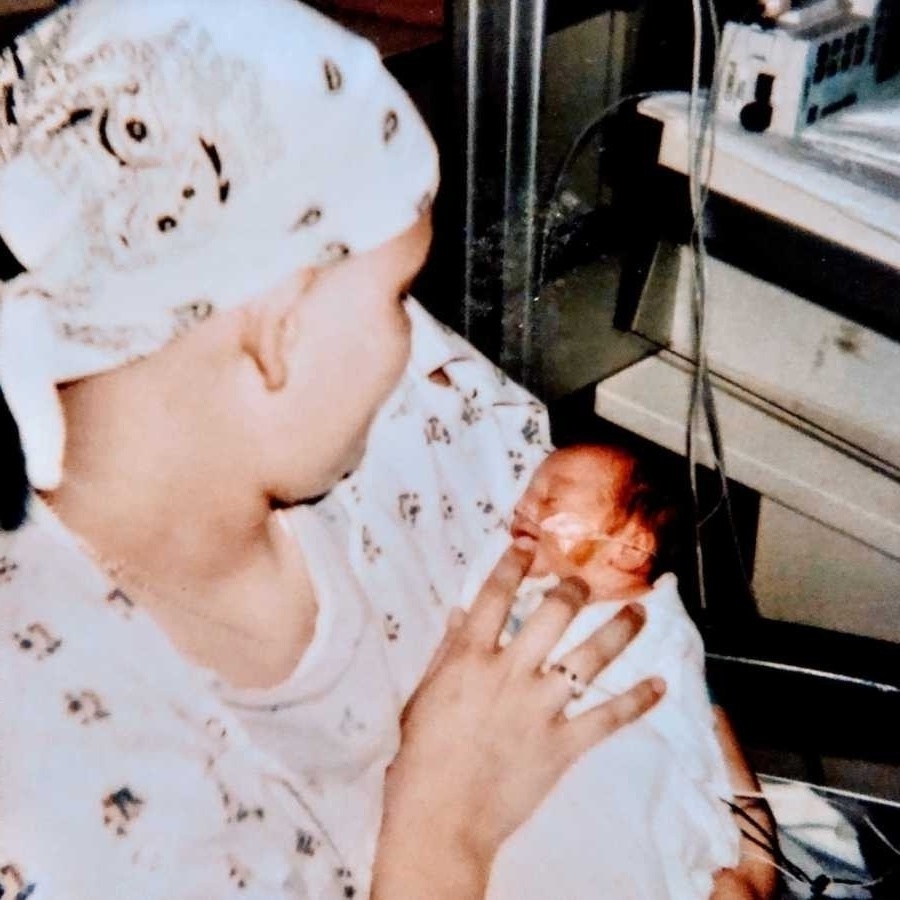 Επιβιώνοντας από τον καρκίνο στα 18: Μια ιστορία ελπίδας, μητρότητας και υπέρβασης των αντιξοοτήτων