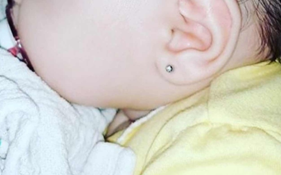 Εξοργισμένη μητέρα μιλάει αφού η πεθερά τρυπάει τα αυτιά του μωρού χωρίς άδεια>