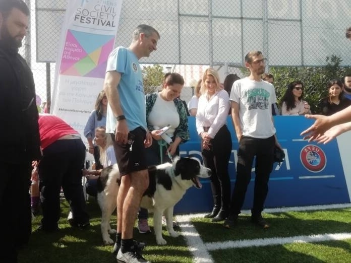 Φεστιβάλ της Κοινωνίας των Πολιτών στην Αθήνα: Ο Κώστας Μπακογιάννης παίζει μπάλα για την ανθρωπιά και την αξιοπρέπεια