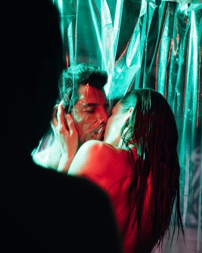 Φιλιά και πολλά άλλα!: Οι αμφιλεγόμενες backstage φωτογραφίες του Σάκη Ρουβά