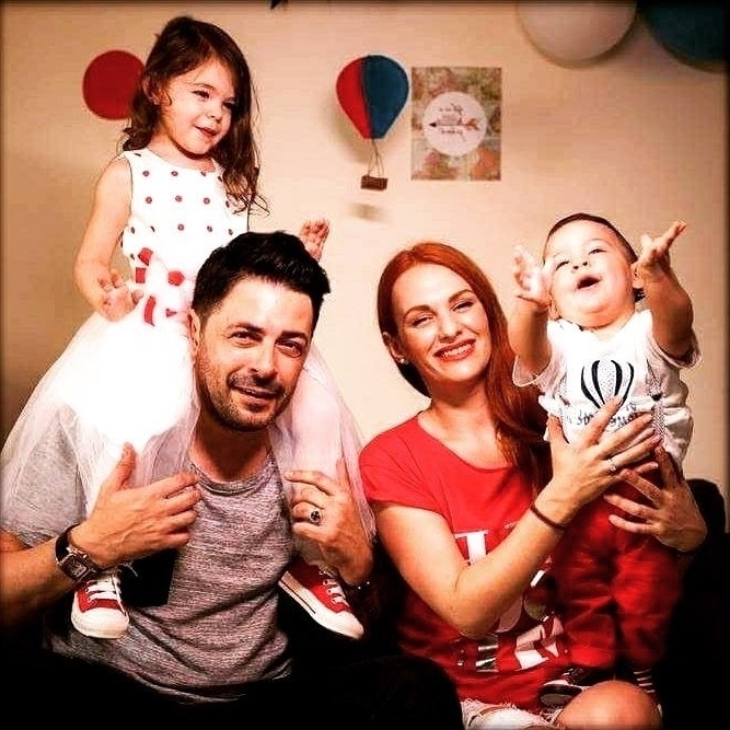 Γιώργος Χειμωνέτος: Η ζωή με την κούκλα σύζυγό του, τη σπιτονοικοκυρά και τα παιδιά του