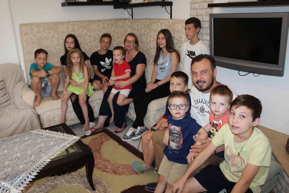 Γνωρίστε την οικογένεια στη Θεσσαλονίκη με τα 11 παιδιά και την εμπνευσμένη ιστορία της κοινοτικής υποστήριξης