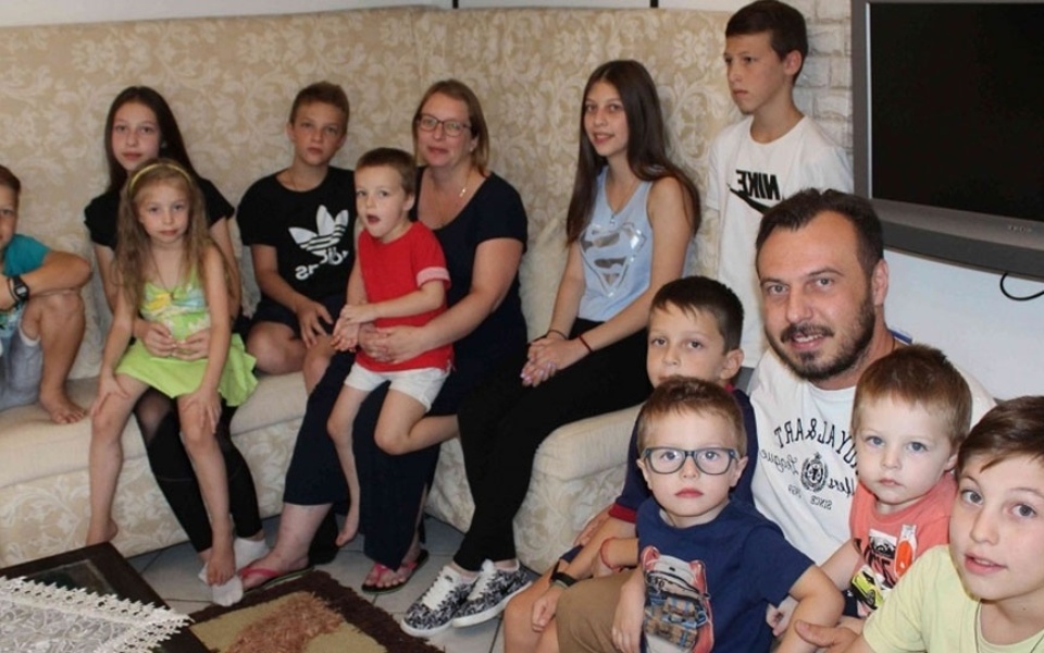 Γνωρίστε την οικογένεια στη Θεσσαλονίκη με τα 11 παιδιά και την εμπνευσμένη ιστορία της κοινοτικής υποστήριξης>