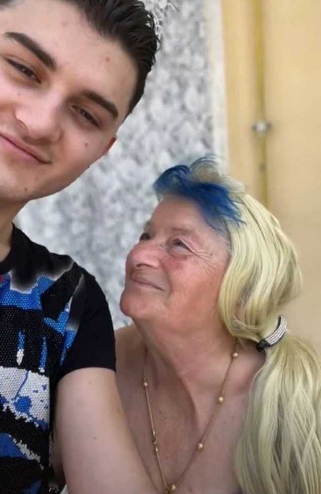 Heartwarming Love Story: 19χρονος προτείνει σε 76χρονο σύντροφο