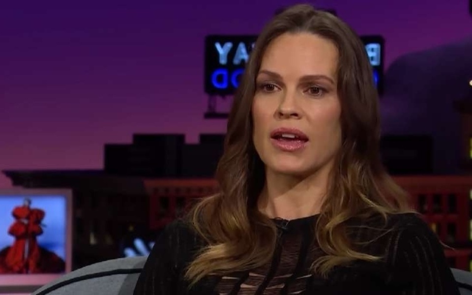 Hilary Swank μοιράζεται γλυκιά φωτογραφία μετά τη γέννηση διδύμων>