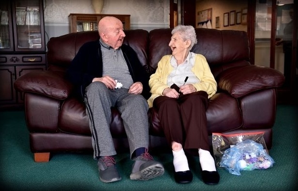 Η αγάπη μιας μητέρας: 98χρονη μετακομίζει σε οίκο ευγηρίας για να φροντίσει τον 80χρονο γιο της