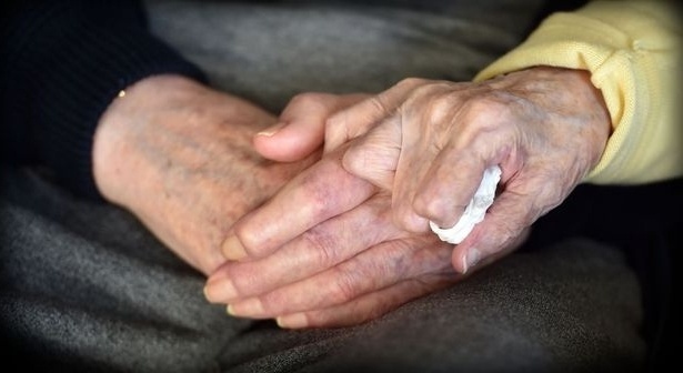 Η αγάπη μιας μητέρας: 98χρονη μετακομίζει σε οίκο ευγηρίας για να φροντίσει τον 80χρονο γιο της