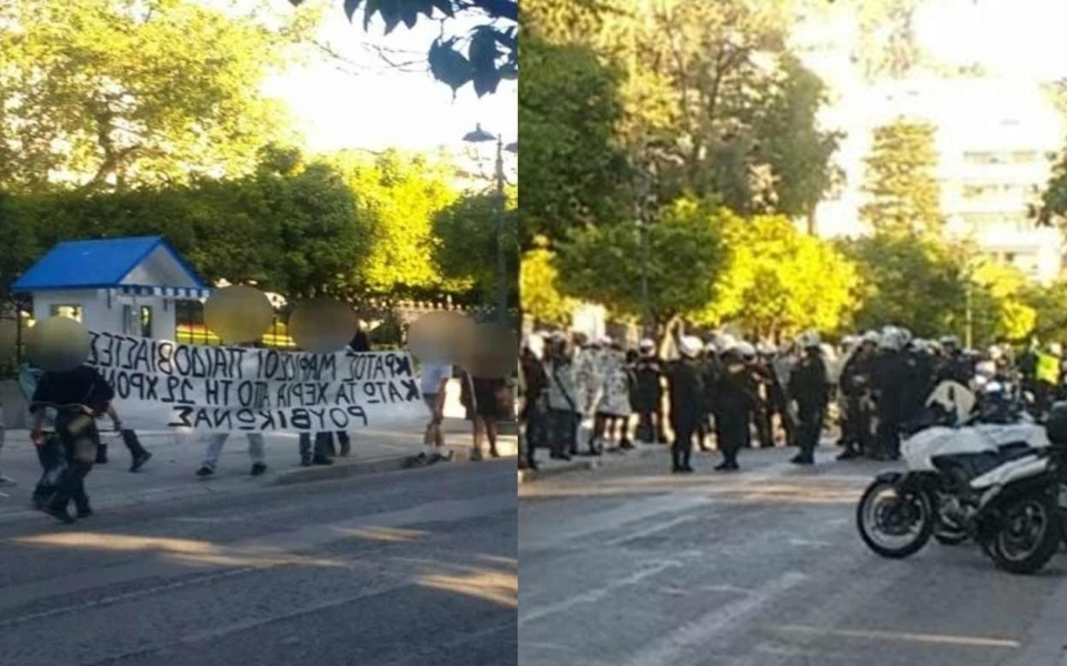 Η αναρχική συλλογικότητα Ρουβίκωνας υψώνει πανό για τη 12χρονη από τον Κολωνό έξω από το Προεδρικό Μέγαρο>