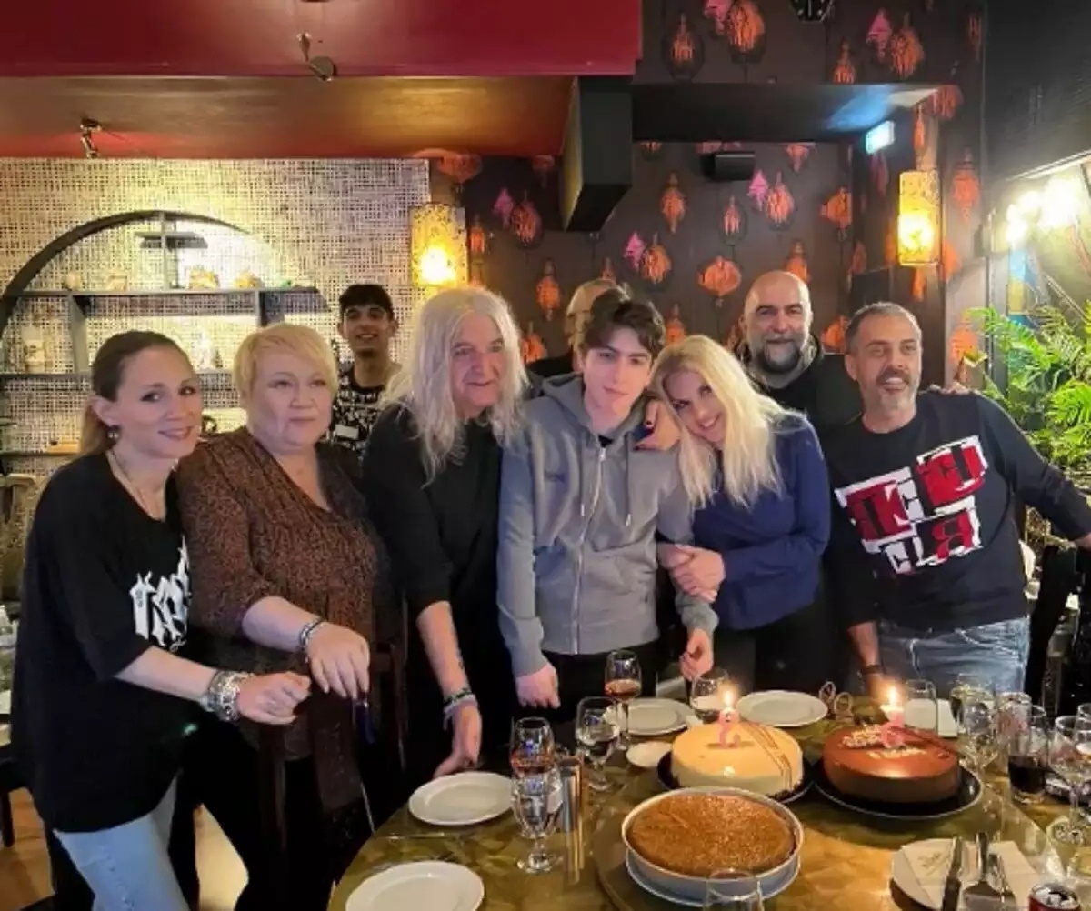 Η Ανίτα Πάνια γιορτάζει τα 53α γενέθλιά της με την οικογένειά της σε μια σπάνια οικογενειακή φωτογραφία