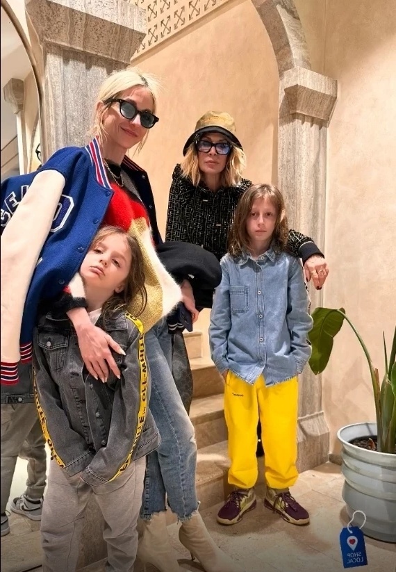 Η Άννα Βίσση απολαμβάνει τον οικογενειακό χρόνο στην Αθήνα με την κόρη και τα εγγόνια της