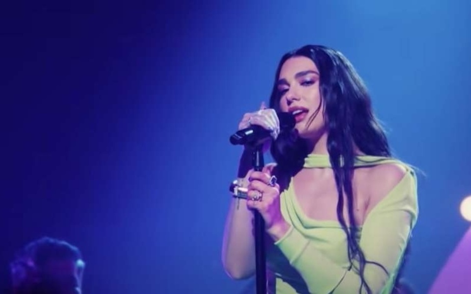 Η Dua Lipa επιβεβαιώνει το ειδύλλιο με τον σκηνοθέτη Romain Gavras>