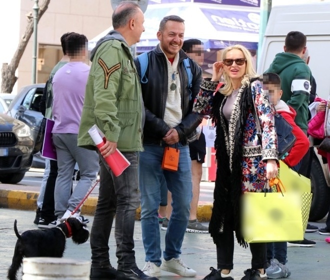 Η Ελληνίδα τηλεπαρουσιάστρια Μαρία Μπεκατώρου συνάντησε τον «γεράκο» Πάνο Δημάκη ενώ έκανε πασχαλινά ψώνια με τον σύζυγό της στην Αθήνα