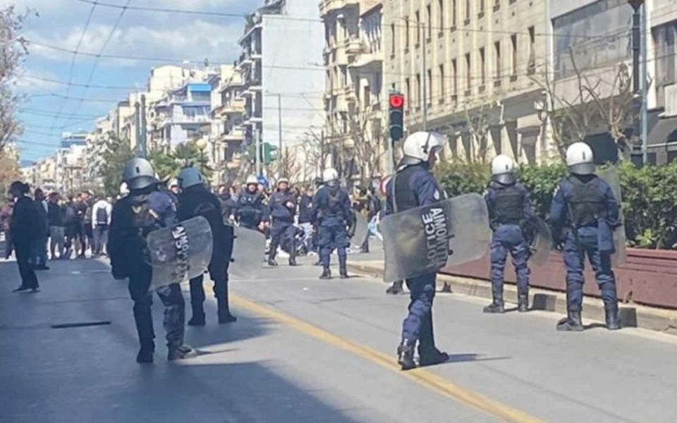 Η Ελληνική Αστυνομία ερευνά τα επεισόδια στην ΑΣΟΕΕ, ο αξιωματικός αφέθηκε ελεύθερος μετά από πυροβολισμούς στον αέρα>