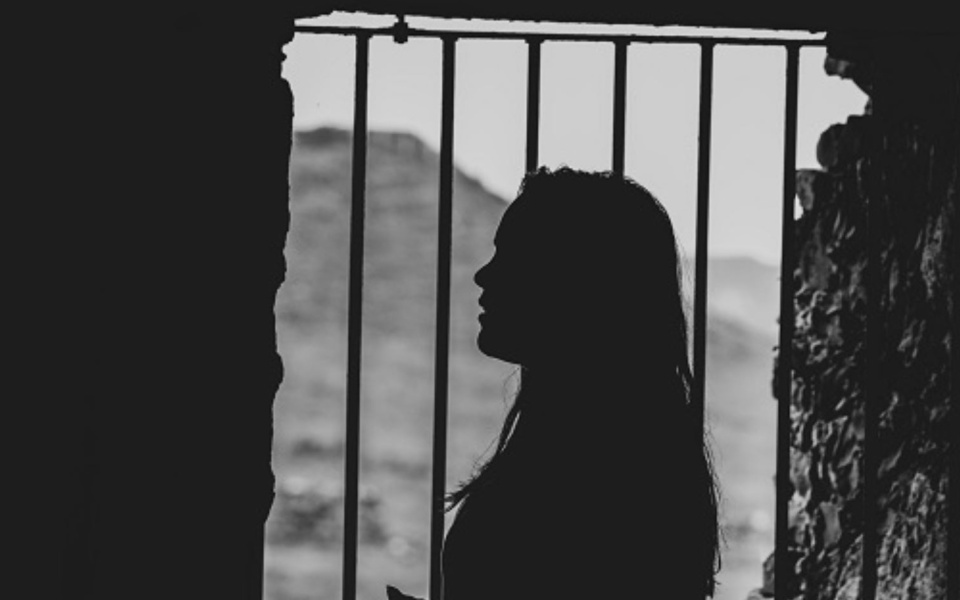 Η ιστορία της Ευρυδίκης: Μια μητέρα δύο φορές μετά τη δολοφονία του βιαστή της κόρης της>