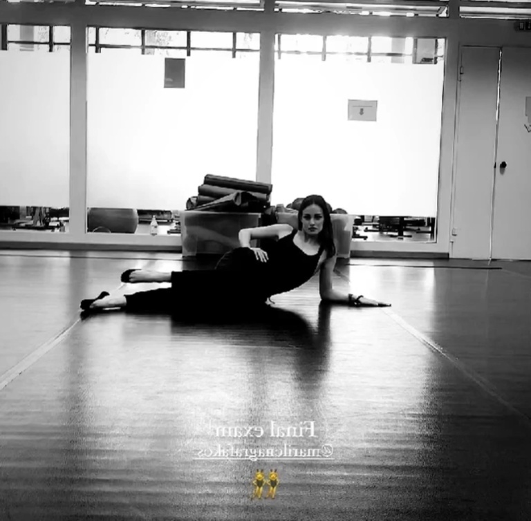 Η Μαρία Βοσκοπούλου δίνει εξετάσεις χορού με μαύρο κορμάκι και μακιγιάζ