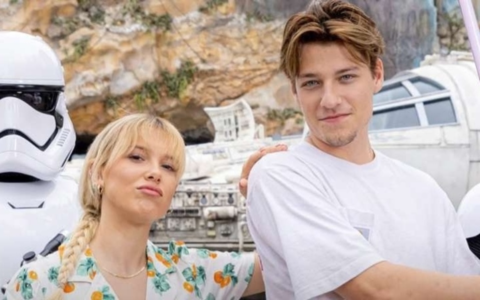 Η Millie Bobby Brown ανακοινώνει τον αρραβώνα της με τον Jake Bon Jovi στο Instagram>