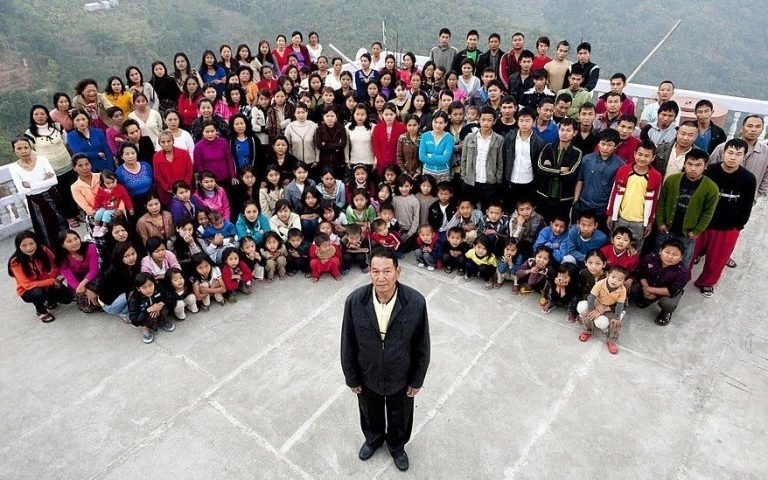 Η Ziona Chana, επικεφαλής της μεγαλύτερης οικογένειας στον κόσμο, πεθαίνει αφήνοντας πίσω της 38 συζύγους και 89 παιδιά
