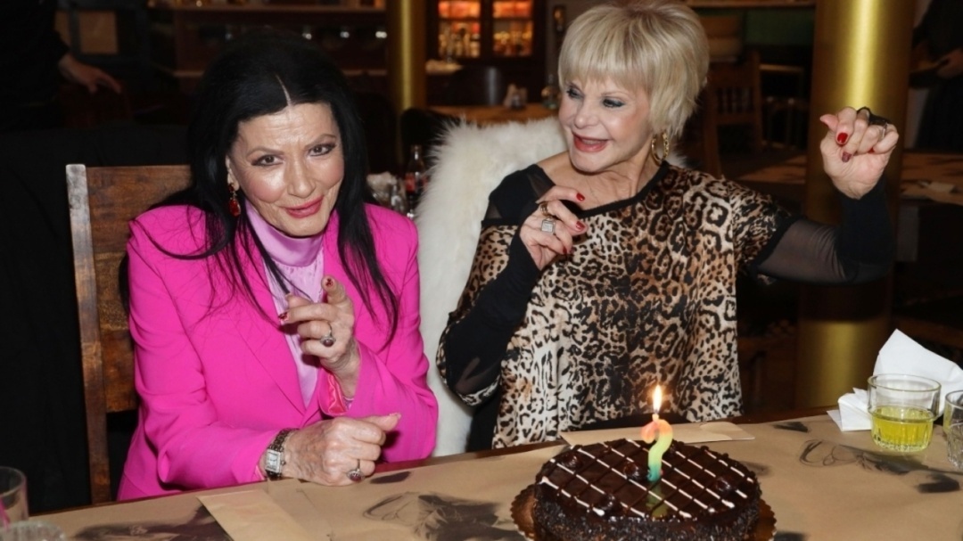 Η Ζωζώ Σαπουντζάκη κλέβει την παράσταση στο πάρτι των 80ων γενεθλίων της Μαρίας Ιωαννίδου