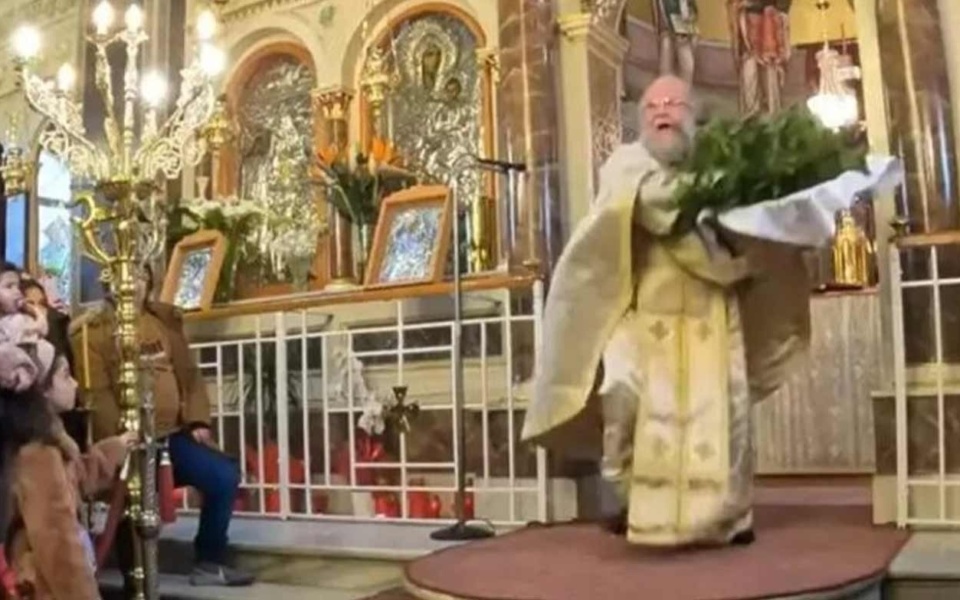 «Ιπτάμενος Ιερέας» εντυπωσιάζει τα πλήθη στην Πρώτη Ανάσταση της Χίου – Viral Video>