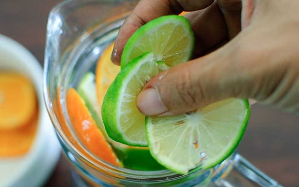Μειώστε το φούσκωμα σε 60 δευτερόλεπτα με συνταγή νερού αγγουριού>
