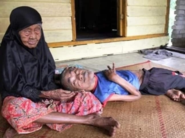 Μια συγκινητική ιστορία αγάπης χωρίς όρους: Μητέρα φροντίζει τον ανάπηρο γιο της μέχρι τα 101