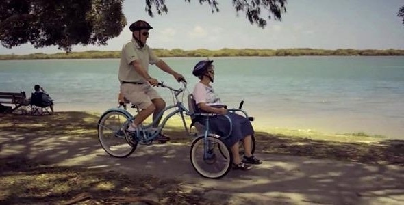 Μια συγκινητική ιστορία αγάπης και αφοσίωσης: Άνδρας κατασκευάζει ειδικό ποδήλατο για τη σύζυγο με Αλτσχάιμερ