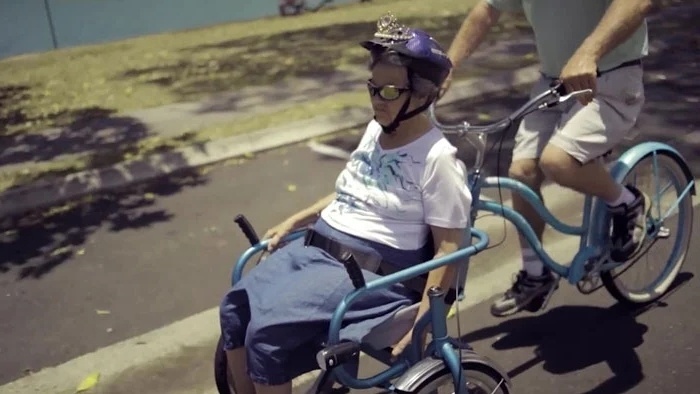Μια συγκινητική ιστορία αγάπης και αφοσίωσης: Άνδρας κατασκευάζει ειδικό ποδήλατο για τη σύζυγο με Αλτσχάιμερ