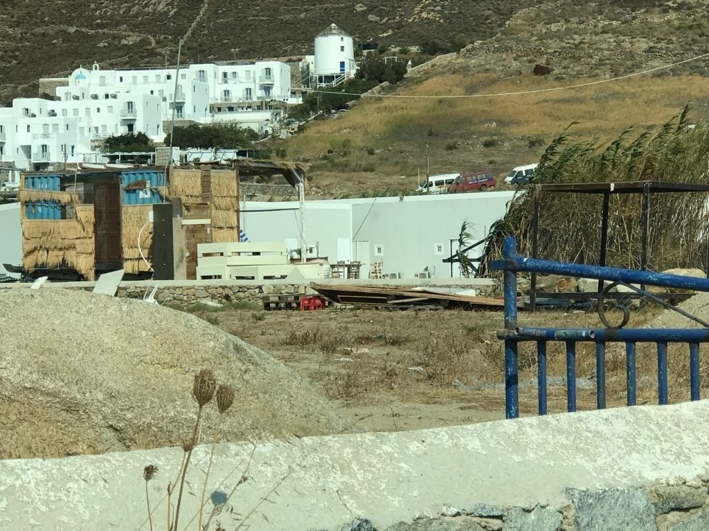 «Μύκονος Favelas: Άθλιες συνθήκες για τους εργαζόμενους στα νησιά» – Πρώτο Θέμα